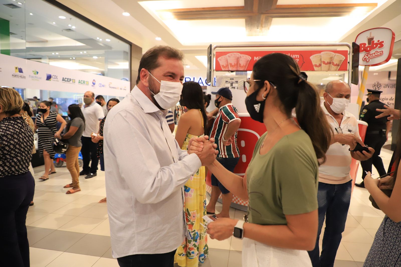 Hildon Chaves visitou o ponto de vacinação e conversou com a população